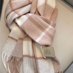 Beautiful Scarf light pink 
100% wool super soft